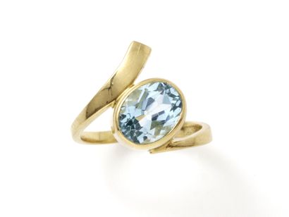 null Ring in gold 750 thousandths, decorated with a facetted oval topaz in closed...