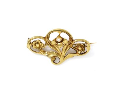 null Brooch in gold 750 thousandth stamped with stylized flowers punctuated with...