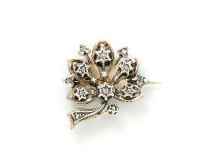 null Brooch in gold 750 and silver 800 thousandths, stylizing a leaf punctuated with...