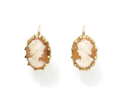 null Pair of earrings in gold 750 thousandths, decorated with cameos shell representing...