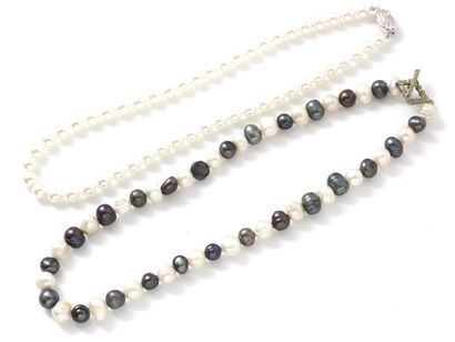 null Lot composé de 2 colliers de perles de culture d'eau douce blanches et grises...