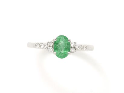 null Ring white gold 750 thousandths decorated with an oval emerald facetted in claw...