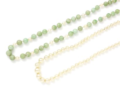 null Lot de 2 colliers, l'un composé d'un rang de perles de jade ponctué de quelques...