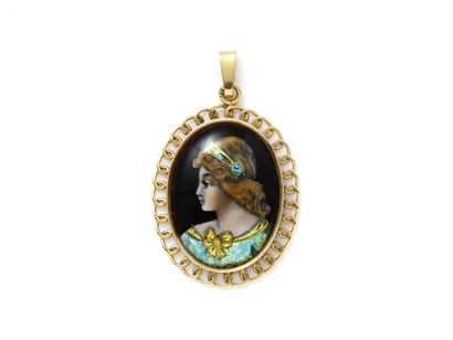 null Pendant in gold 750 thousandths, decorated with a miniature enamel of Limoges...