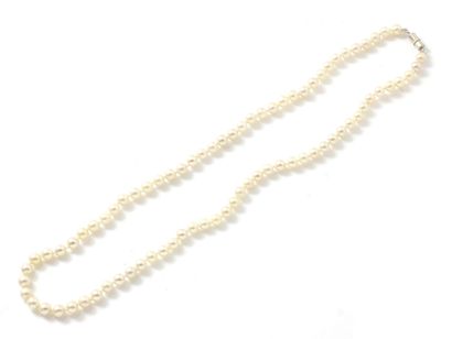 null Necklace composed of a row of cultured pearls of about 4.8 to 5.3 mm. It is...