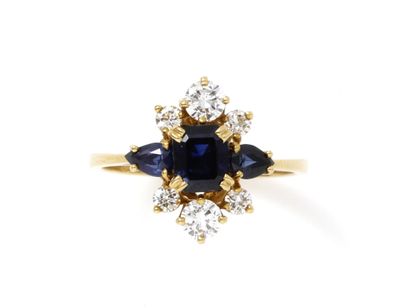 null Gold ring 750 thousandths, decorated with an emerald-cut sapphire in double...