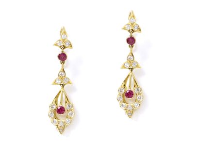 null Délicate paire de pendants d'oreilles en or 750 millièmes habillés de diamants...