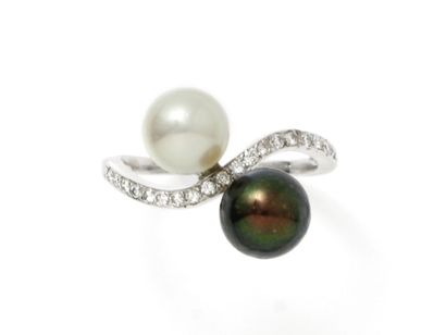 null Ring you and me in white gold 750 thousandths, decorated with pearls of gray...