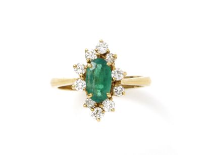 null Gold ring 750 thousandths, decorated with an oval faceted emerald in claw setting,...