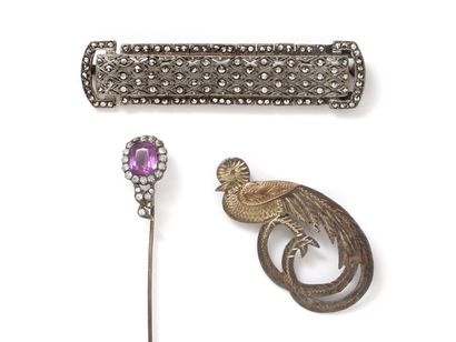 null Lot in silver 800 thousandths, composed of 2 brooches, one dressed with marcasites,...