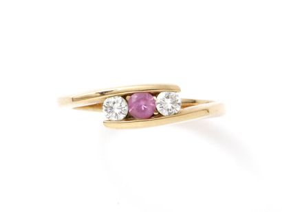 null Ring in pink gold 750 thousandths, with crossed decoration raised by a round...