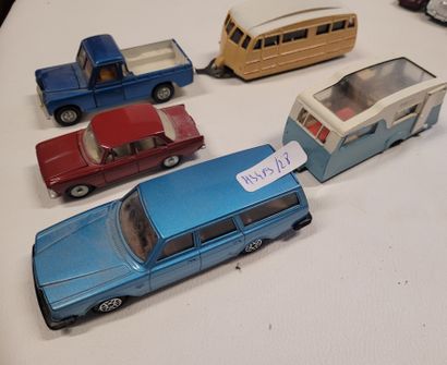 Dinky-Toys, lot de 3 voitures et 2 Caravanes...