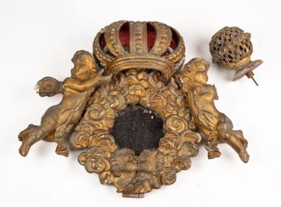 null Miroir en bois doré XVIII ème à décor de putti à la couronne, L75xH78cm (manque...