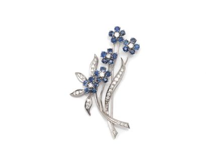 null Delicate spray brooch in 750 thousandths white gold, decorated with foliage...