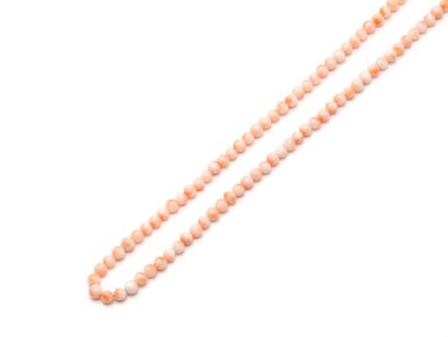null Collier composé d'un rang de perles de corail ''peau d'ange'' d'environ 5 à...
