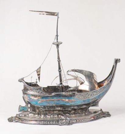 null Drakkar boat in silver-plated metal (sold as is), base decorated with fish....
