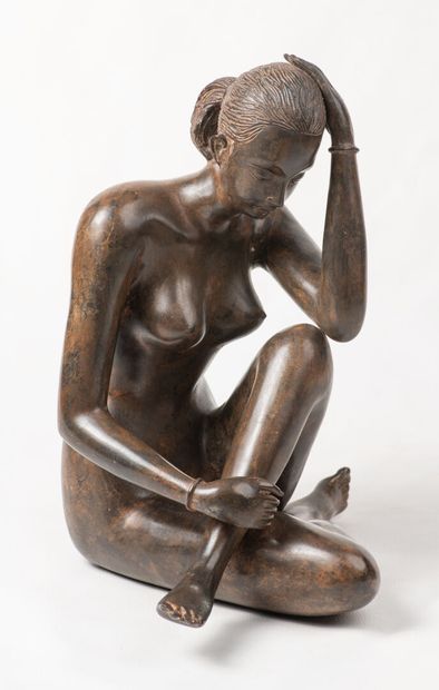null Pierre CHENET XXe siècle, Femme nue assise , Epreuve en bronze à patine verte...