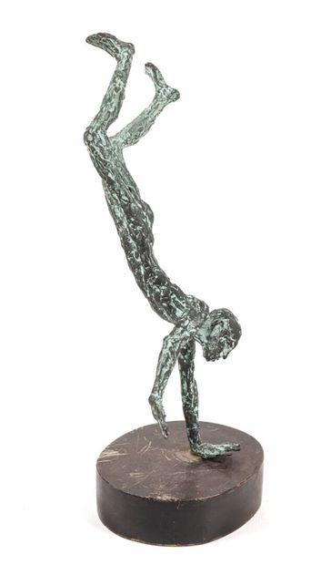 null Moitié du XXe siècle "L'Équilibriste", Epreuve en bronze à patine verte nuancée...