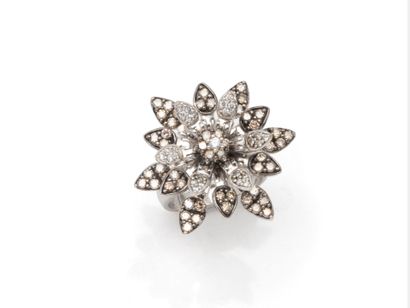 null Ring in 585 thousandths white gold stylizing a flower paved with brilliant-cut...