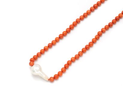 null Collier composé d'un rang de perles de corail d'environ 6.5 à 6.8 mm agrémenté...