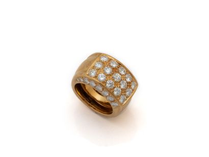 null Beautiful ring in 750 thousandths gold, set and edged with pavé-set brilliant-cut...