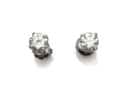 null Paire de clous d'oreilles en or gris 585 millièmes ornés de diamants brillantés...