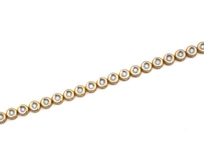 null Bracelet articulé en or 750 millièmes, composé d'une ligne de diamants brillantés...