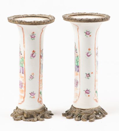 null Deux vases Japon, en porcelaine et monture bronze (égrenures aux cols, vendu...