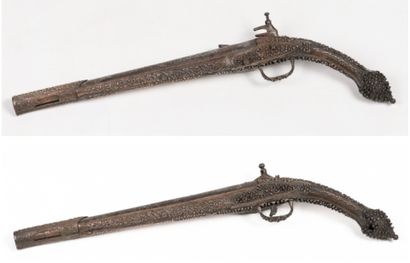 null Paire de pistolets 19ème oriental (Balkans), décor sur cuivre à la miquelet,...