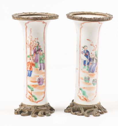 null Deux vases Japon, en porcelaine et monture bronze (égrenures aux cols, vendu...