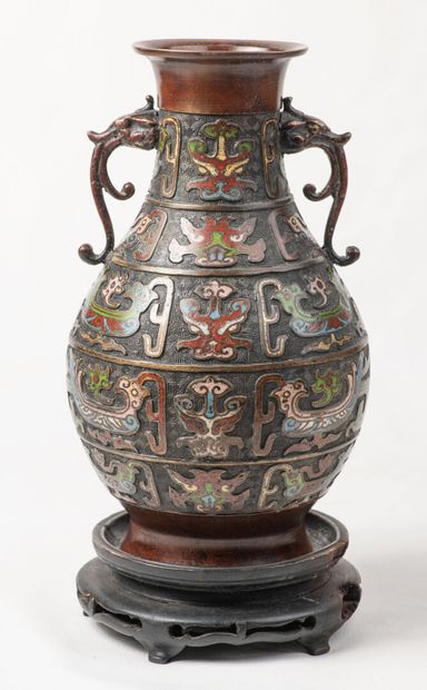null Un vase bronze et émaux champlevés japonais, XIX eme H.34 cm