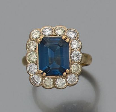 null Bague en or 750 millièmes, ornée d'un saphir taille émeraude en serti double...