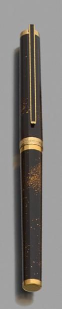 DUPONT Paris Set en métal doré et laque de Chine pailleté comprenant un stylo plume,...
