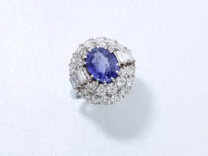 null Belle bague en or gris 750 millièmes, ornée d'un saphir ovale facetté en serti...