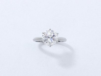 null Bague solitaire en platine 850 millièmes, ornée d'un diamant brillanté en serti...