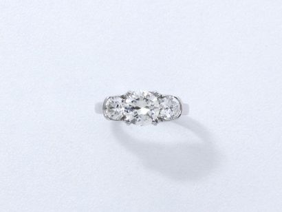 null Bague en or gris 750 millièmes, ornée d'un diamant demi-taille en serti griffe,...