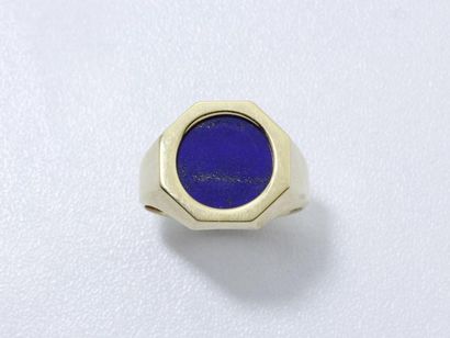 null Bague chevalière en or 750 millièmes décorée d'une pastille en lapis lazuli...