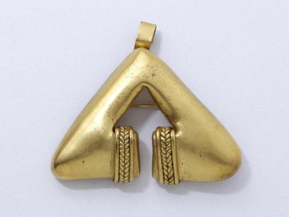 null Broche pendentif en métal doré représentant un triangle. Elle est accompagnée...