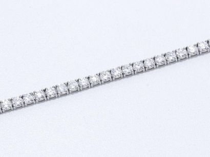 null Bracelet articulé en or gris 750 millièmes composé d'une ligne de diamants ronds...
