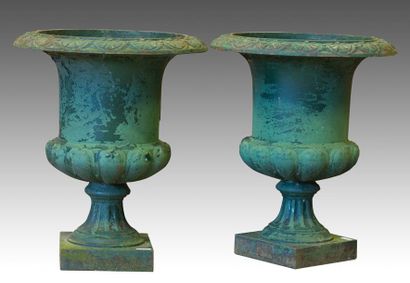 Deux vases Deux vases

«Médicis»

en fonte, H : 58 cm