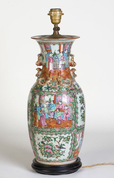 Vase monté en lampe Vase monté en lampe

Porcelaine de Canton, Chine, H : 49 cm