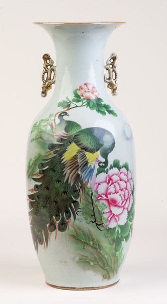 Grand vase porcelaine de Chine Grand vase porcelaine de Chine

à décors de paons,...