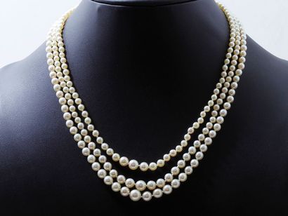Collier composé de 3 rangs de perles de culture en chute 