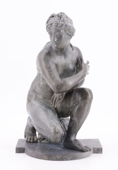  D'après antoine COYSEVOX, Vénus accroupie, métal patiné (argentan) - H. 39 cm Gazette Drouot
