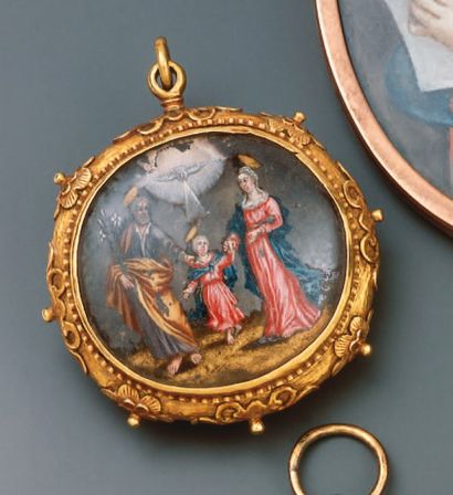 null Pendentif ovale en or jaune ciselé, présentant deux scènes peintes sur verre...