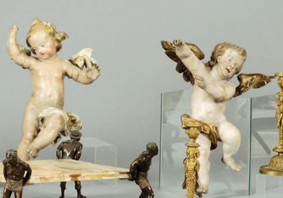 null Paire d'angelots en bois sculpté- Décor en polychromie avec réhauts dorés (accidents,...