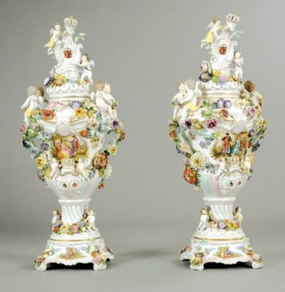 Dresde Paire de vases couverts et leur socle en porcelaine polychrome - décor d'angelots...