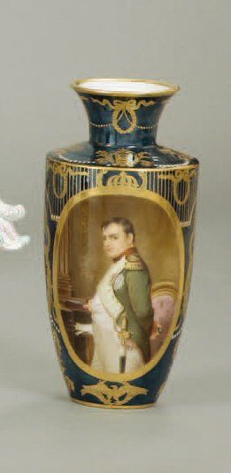 null Vase en porcelaine de forme balustre, décor peint en médaillon figurant Napoléon...
