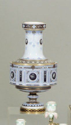 Sèvres Vase de forme balustre en porcelaine décor dans des médaillons de trophées,...