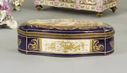 null Grande boîte en céramique façon Sèvres ornée en son centre d'une scène peinte...